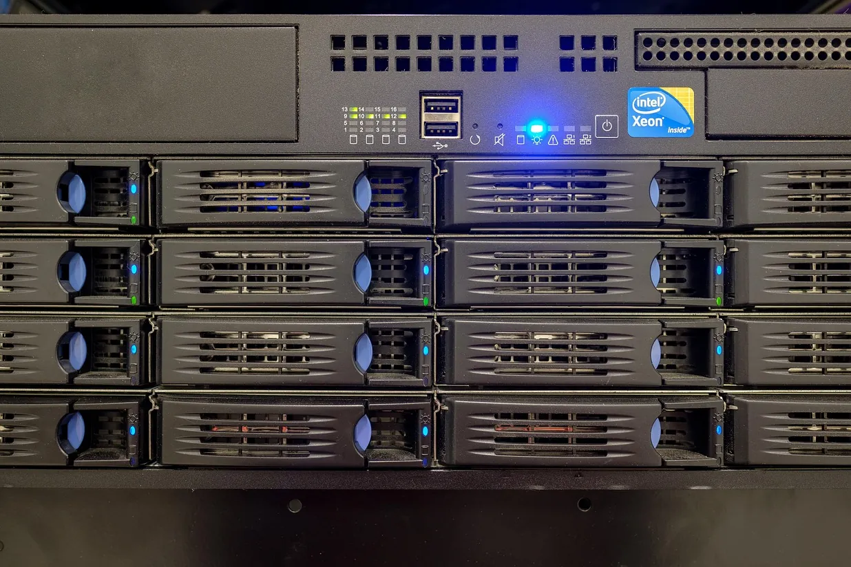 Server, drive bay, hard drives