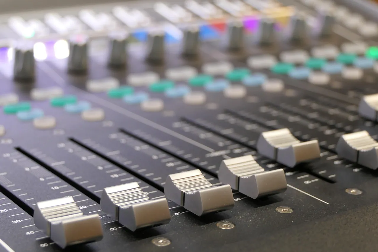 Sound, console mixing, studio